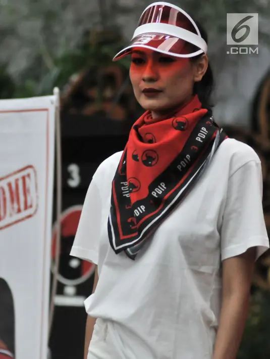 Model yang juga  kader PDIP memperagakan Atribut Milenial di Kantor DPP PDIP, Jakarta, Kamis (20/9). Para kader dari kalangan artis Tanah Air antara lain Krisdayanti, Angel Karamoy, dan Tamara Geraldine. (Merdeka.com/ Iqbal S. Nugroho)