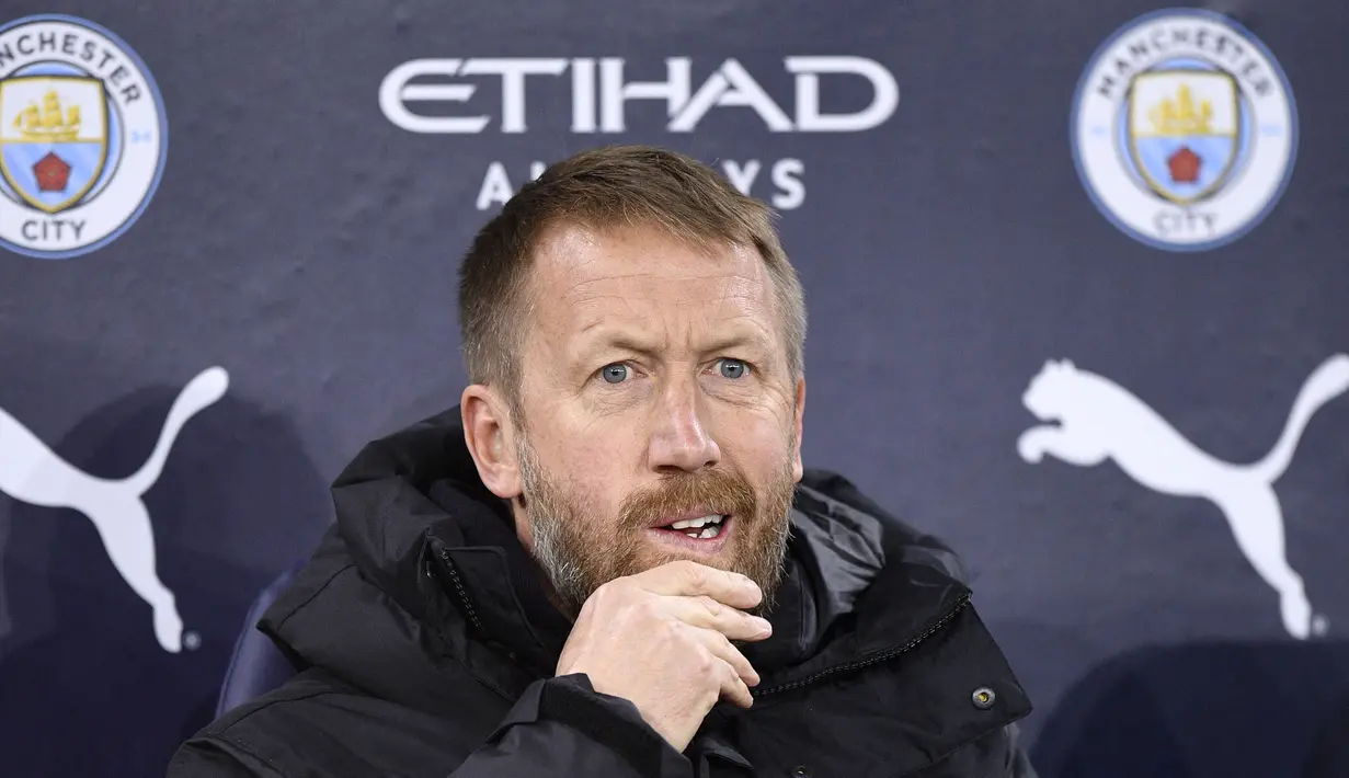 Kembali dari kamar ganti, Graham Potter melakukan perubahan dengan memasukkan dua pemain sekaligus, yakni Denis Zakaria dan striker anyar David Datro Fofana. (AFP/Oli Scarff)
