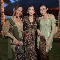 Para Selebritis Kenakan Wastra Nusantara saat Akad Nikah Luna Maya dan Maxime Bouttier. [@melaney_ricardo]