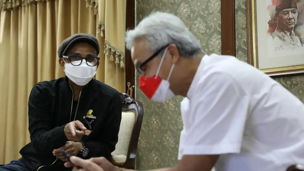 Ivanka Slank saat sampaikan kepada Gubernur Jawa Tengah Ganjar Pranowo tentang harapan baru untuk Slanker. (Foto: Liputan6.com/Humas Provinsi Jateng)