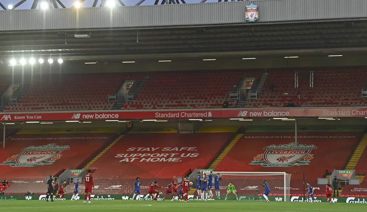 Pemain Liverpool Trent Alexander-Arnold mencetak gol ke gawang Chelsea pada pertandingan Liga Inggris di Anfield Stadium, Liverpool, Inggris, Rabu (22/7/2020). Liverpool mengalahkan Chelsea dengan skor 5-3. (Paul Ellis, Pool via AP)