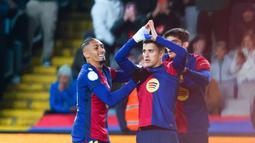 Para pemain Barcelona merayakan gol yang dicetak oleh Ferran Torres ke gawang Real Betis pada laga babak 16 besar Copa del Rey 2024/2025 yang dihelat di Estadi Olimpic Lluis Companys, Kamis (16/1/2025) dini hari WIB. (AP Photo/Joan Monfort)