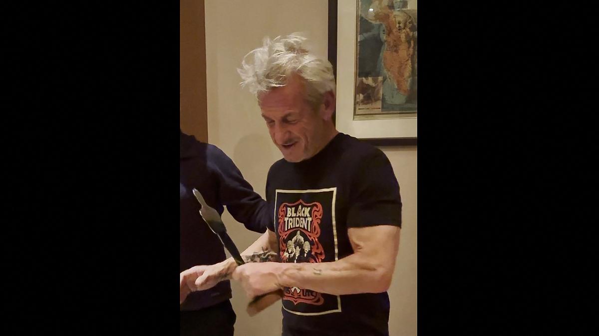 Viral Sean Penn di Ukraina, Dapar Piala Oscar dari Logam Kereta Rusak Akibat Perang Rusia