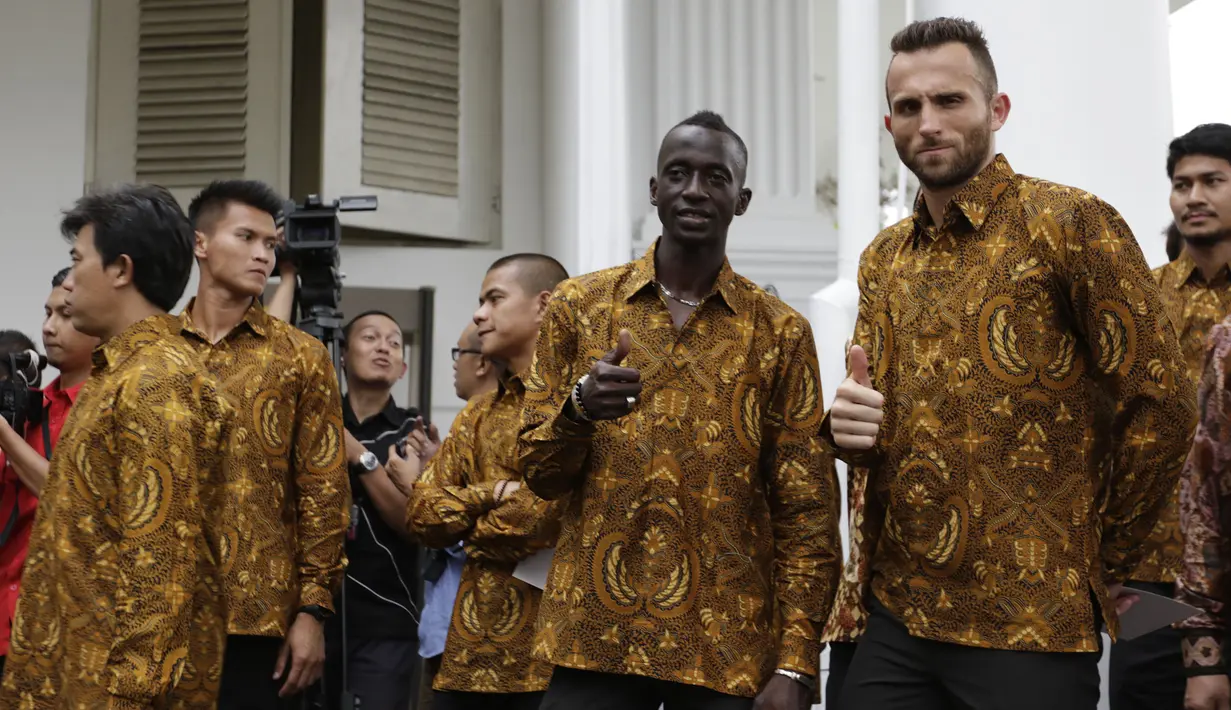 Dua bintang asing Persib Bandung, Makan Konate dan Ilija Sposajevic mengenakan batik saat akan bertemu Presiden Joko Widodo di Istana Negara, Jakarta, Senin (19/10/2015). (Bola.com/Vitalis Yogi Trisna)