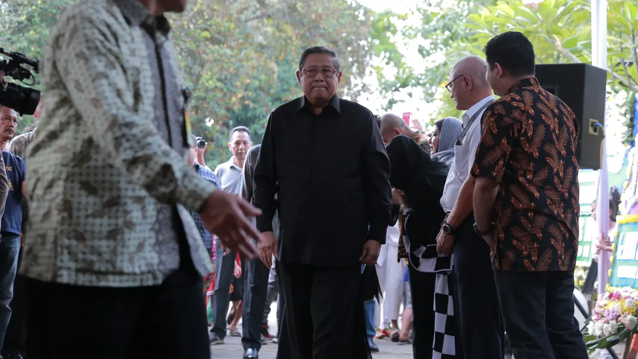 [Bintang] Susilo Bambang Yudhoyono di Rumah Duka Mike Mohede 