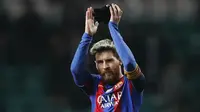 Bintang Barcelona, Lionel Messi, menyapa fans usai menghadapi Celtic pada laga Liga Champions di Stadion Celtic Park, Skotlandia, Kamis (24/11/2016). (Reuters/Lee Smith)