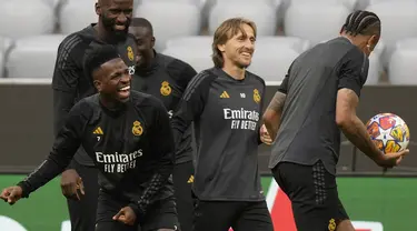 Pemain Real Madrid Vinicius Junior bercanda dengan rekan satu timnya Ferland Mendy, Eder Militao,  Antonio Rudiger dan Luka Modric saat sesi latihan menjelang leg pertama semifinal Liga Champions 2023/2024 di Munich, Jerman, Senin (29/4/2024). (AP Photo/Matthias Schrader)