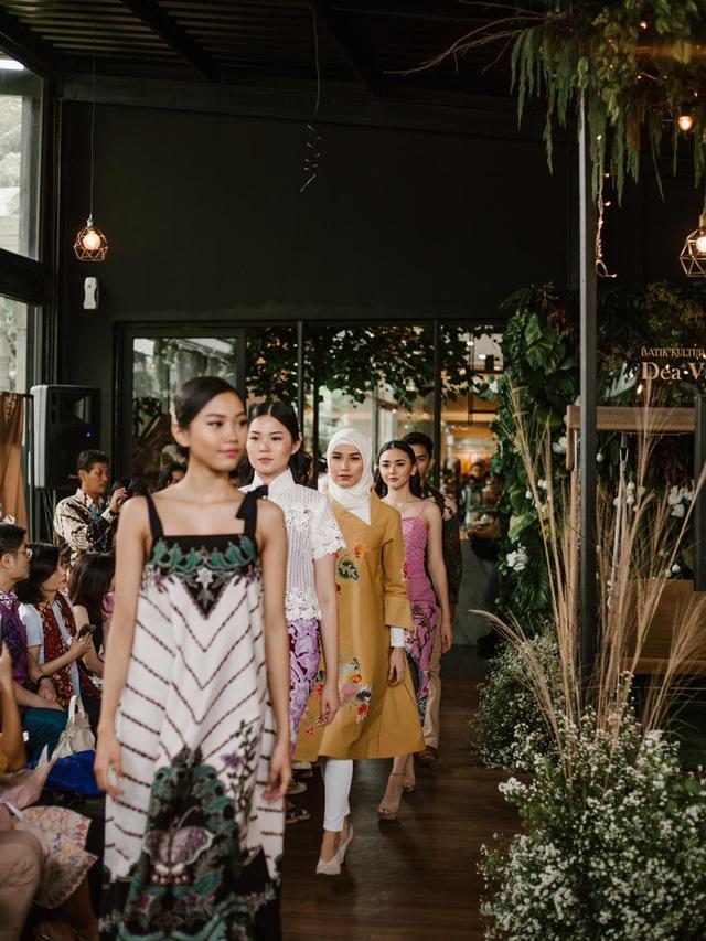 Beberapa koleksi Batik Kultur dengan warna pastel hingga warna hitam.