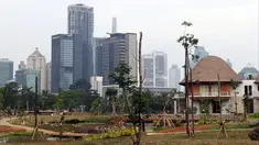 Suasana dan kondisi area Hutan Kota di Kawasan Kompleks GBK, Jakarta, Rabu (19/9). Hutan kota yang dibangun di atas lahan bekas tempat latihan golf akan menjadi kawasan hijau rekreasi di area GBK. (Liputan6.com/Helmi Fithriansyah)