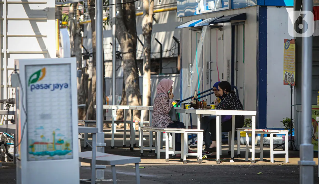 Pengunjung menikmati kuliner di kawasan Thamrin 10, Jakarta, Senin (7/9/2020). Sejumlah gerai UMKM masih tampak sepi pengunjung saat masa perpanjang PSBB di kawasan DKI Jakarta. (Liputan6.com/Faizal Fanani)
