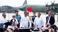 Presiden Jokowi melepas pengiriman bantuan untuk warga Palestina korban perang Hamas-Israel. Bantuan dari Indonesia itu dikirim menggunakan dua pesawat Hercules C-130 milik TNI AU. (Foto: Puspen TNI)