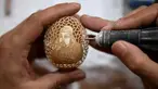 Zhang Xiaohe membuat kerajinan ukiran telur di sebuah lokakarya warisan budaya takbenda di Shijiangzhuang, China pada 17 April 2020. Ukiran telur sering disebut "seni yang paling rapuh", karena membutuhkan ketelitian dan perhatian tinggi sebelum, selama dan setelah pembuatannya. (Xinhua/Chen Qibao)