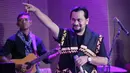 Lantunan lagu dari daerah Aceh dibawakan penyanyi Tompi dengan syahdu dan penuh penghayatan. “Assalamualaikum,” sapa Tompi membuka penampilannya pada Jumat (12/5/2023) dari atas panggung. [Foto: Bambang E Ros/Fimela.com]