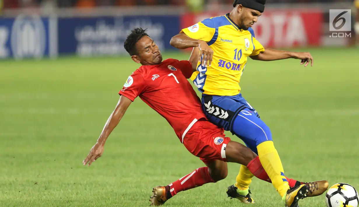 Gelandang Persija, Ramdani Lestaluhu (kiri) berebut bola dengan pemain Tampines Rovers pada laga grup H Piala AFC 2018 di Stadion GBK, Jakarta, Rabu (28/2). Babak pertama Persija unggul 2-0. (Liputan6.com/Helmi Fithriansyah)