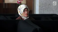 Bupati Lampung Timur Chusnunia Chalim atau Nunik menunggu penyidikan di Gedung KPK, Jakarta, Jumat (1/3). Nunik diperiksa sebagai saksi untuk tersangka terpidana mantan Bupati Lampung Tengah Mustafa. (Merdeka.com/Dwi Narwoko)