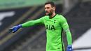 Hugo Lloris. Kiper Prancis berusia 34 tahun ini didatangkan Tottenham dari Lyon pada musim 2012/2013 dengan harga 12,6 juta euro. Total hingga musim lalu telah tampil dalam 373 laga. Mulai 2015/2016 dipercaya menjadi kapten tim saat ditangani Mauricio Pochettino. (Foto: AFP/Pool/Neil Hall)