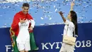 Bintang Real Madrid, Cristiano Ronaldo, bersama kekasih merayakan gelar juara Liga Champions ke-13 usai mengalahkan Liverpool di Stadion Olimpiyskiy, Kiev, Sabtu (26/5/2018). Madrid menang 3-1 atas Liverpool. (AP/Darko Vojinovic)