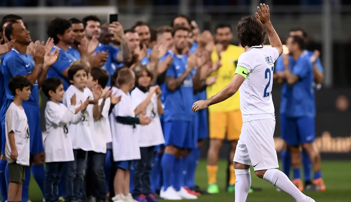 Mantan pemain Timnas Italia, Andrea Pirlo, menyapa rekannya usai laga Notte del Maestro di Stadion Giuseppe Meazza, Milan, Senin (21/5/2018). Laga ini merupakan seremoni gantung sepatu dari Andrea Pirlo. (AFP/Marco Bertorello)