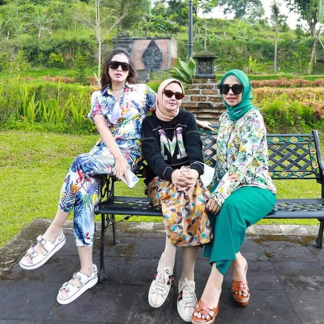 Makin Langsing, Ini 7 Gaya Ussy Sulistiawaty Arisan Bareng Sahabat