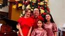 Astrid Tiar mengenakan dress merah memiliki aksen ruffle di bagian atas. Ia membawa tas lady Dior merah terang. [@astridtiar127]