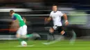 Aksi pemain Jerman, Mario Gotze, saat berusaha melewati pemain Irlandia Utara pada laga Grup C Kualifikasi Piala Dunia 2018 zona Eropa, di HDI-Arena, Hanover, Rabu (12/10/2016) dini hari WIB. (Reuters/Kai Pfaffenbach)
