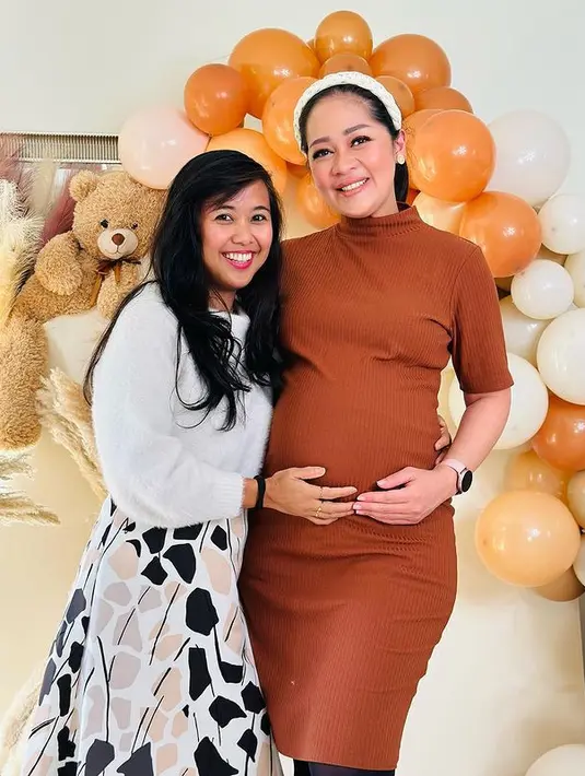 Meski tampil kasual, Gracia Indri tetap tampil fashionable sembari pamer baby bump yang semakin membesar (instagram/acit_dibelanda)