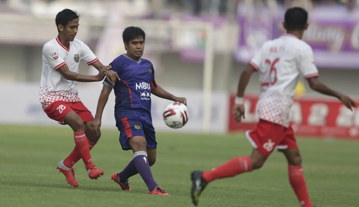Gelandang Persita Tangerang, Egi Melgiansyah, berebut bola dengan gelandang Persibat Batang, Yogi Syaiful, pada laga Liga 2 di Stadion Sport Center, Tangerang, Selasa (2/7). Persita menang 4-0 atas Persibat. (Bola.com/Vitalis Yogi Trisna)