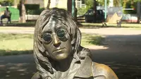 Patung John Lennon di Kuba ini dijaga oleh seorang wanita yang digajji Rp 3,2 juta per bulannya.