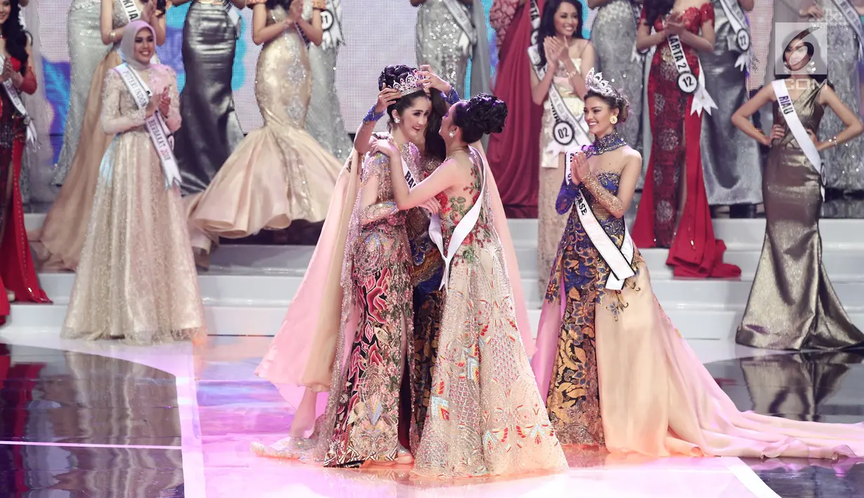 Sonia Fergina Citra (kiri) dari Bangka Belitung terpilih sebagai Puteri Indonesia 2018 pada malam pemilihan Puteri Indonesia 2018 di JCC, Jakarta, Jumat (9/3). Sonia menyisihkan finalis dari Banten dan Kalimantan Barat. (Liputan6.com/Herman Zakharia)