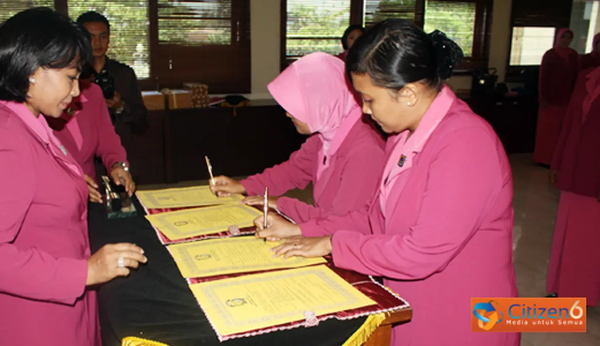 Citizen6, Kendal: Setelah acara sertijab Kapolsek tersebut selesai kemudian dilanjutkan dengan Sertijab Ketua Ranting Bhayangkari Weleri dan Limbangan. (Pengirim: Aryo Widiyanto)