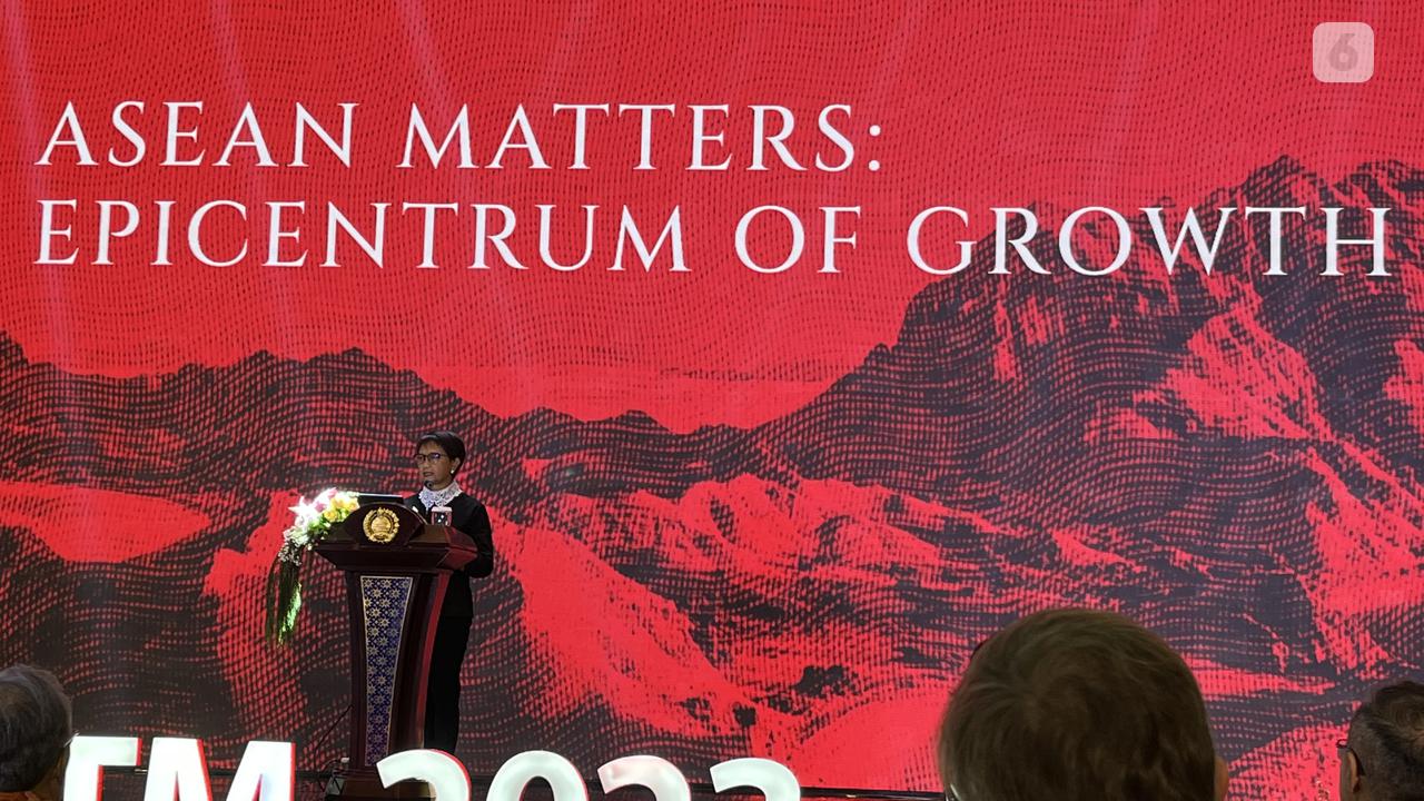 Menteri Luar Negeri RI Retno Marsudi dalam Pernyataan Pers Tahunan Menteri Luar Negeri 2023 (PPTM 2023). (Liputan6.com/R. Trimutia Hatta)