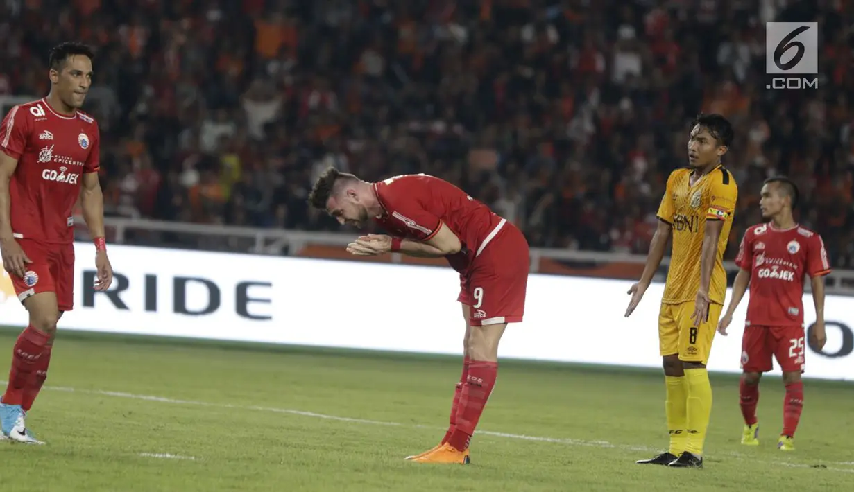 Ekspresi pemain depan Persija, Marco Simic (dua kiri) saat bertanding melawan Bhayangkara FC pada laga pembuka Liga 1 2018 di SUGBK, Jakarta, Jumat (23/3). Pertandingan berakhir dengan skor kacamata. (Bola.com/Teguh Iman Mulia)