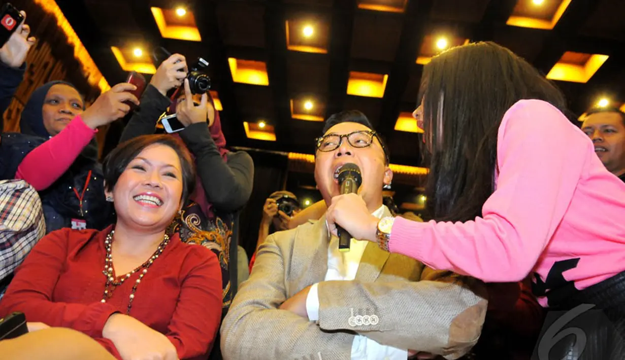 Managing Direktur Indosiar dan SCTV, Harsiwi Ahmad (kiri) dan Indra Yudhistira selaku Drektur Produksi Indosiar saat konferensi pers perayaan Konser Raya 20 Tahun Indosiar di SCTV Tower, Senayan, Jakarta, Senin (5/1/2015). (Liputan6.com/Faisal R Syam)