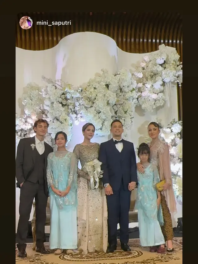 Olla Ramlan di pernikahan Aufar Hutapea