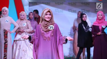 Peserta memeragakan busana pada acara Hijab Hunt 2018 di Jakarta, Minggu (6/5). Kegiatan ini digagas oleh Baitul Muslimin Indonesia (Bamusi). (Liputan6.com/Angga Yuniar)