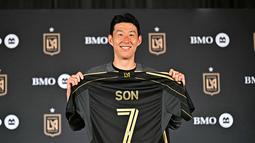Kepindahan ini menyudahi perjalanan 10 tahun Son Heung-min bersama klub Liga Premier Inggris, Tottenham Hotspur. Bersama Spurs, ia tercatat tampil dalam 454 pertandingan dan mencetak 173 gol untuk Tottenham. (Frederic J. Brown/AFP)