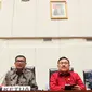 Ketua Panitia Khusus Hak Angket KPK, Agun Gunandjar Sudarsa (kedua kiri) memberikan keterangan pers di Gedung Nusantara, Senayan, Jakarta, Selasa (17/10). Hari ini, KPK kembali mangkir dalam agenda rapat kerja dengan Pansus KPK. (Liputan6.com/Johan Tallo)