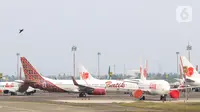 Sejumlah pesawat maskapai penerbangan terparkir di Bandara Soekarno Hatta, Tangerang, Senin (6/7/2020). Saat ini PT Angkasa Pura II mengaku slot terbang di Bandara Soekarno Hatta belum optimal dimanfaatkan oleh maskapai pada masa new normal ini. (Liputan6.com/Angga Yuniar)