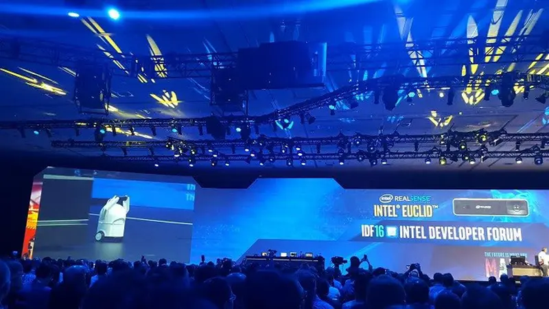 Intel mendemonstrasikan Euclid dengan robot bergerak. Liputan6.com/Dewi Widya Ningrum