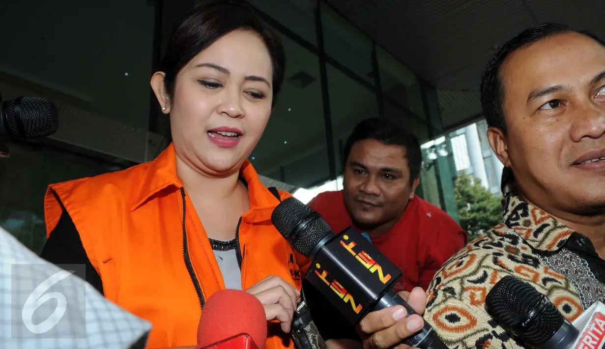 Dessy A Edwin enggan menjawab pertanyaan wartawan usai menjalani pemeriksaan KPK, Jakarta, Jumat (29/1/2016). Dessy diperiksa sebagai saksi terkait kasus suap proyek di Kementerian PUPR dengan tersangka DWP (Liputan6.com/Helmi Afandi)