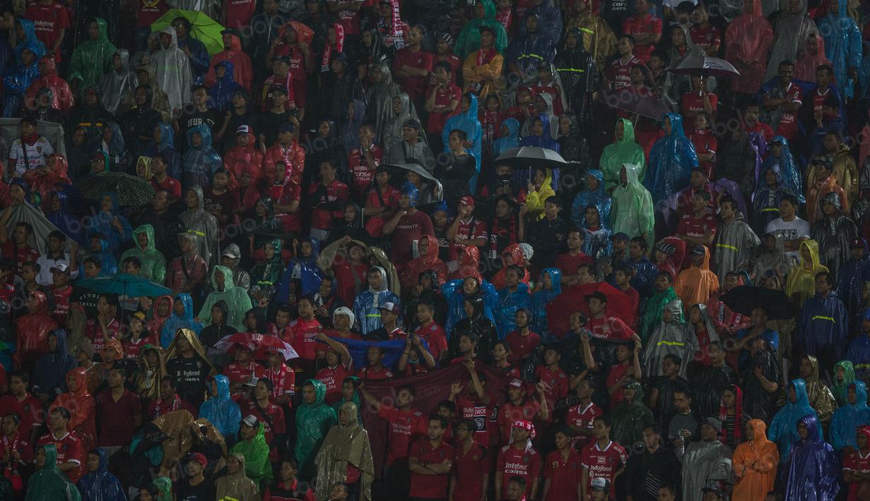 Para pendukung Bali United atau Semeton Dewata, memberi dukungan di tengah hujan deras saat laga Piala Presiden 2017 melawan Borneo FC di Stadion I Wayan Dipta, Bali, Senin (13/2/2017). (Bola.com/Vitalis Yogi Trisna)