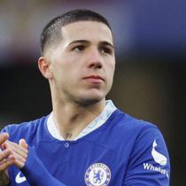 Pemain Chelsea, Enzo Fernandez, saat melawan Leeds United pada laga pekan ke-26 Liga Inggris 2022/2023 di Stamford Bridge, London, Sabtu (05/03/2023). Pemain muda terbaik Piala Dunia 2022 ini memiliki akurasi umpan yang sangat baik sekaligus juga dapat menjadi penghubung antarlini dalam membangun serangan maupun bertahan. (AP Photo/David Cliff)