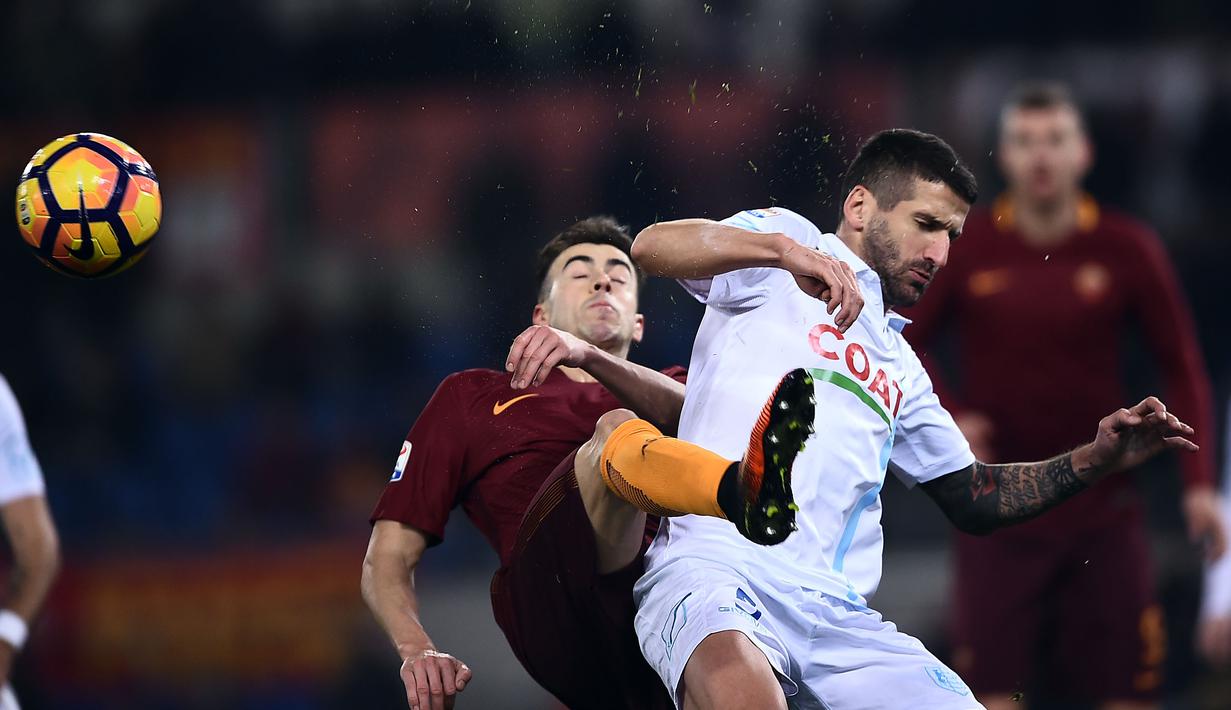 Aksi Pemain AS Roma, El Shaarawy (kiri) saat berebut bola dengan pemain Chievo Alessandro Gamberini pada lanjutan Serie A Italia di Olympic Stadium, Roma, (22/12/2016). Roma menang 3-1.  (AFP/Filippo Monteforte)