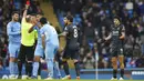 Pemain Wolverhampton Wanderers Raul Jimenez (kanan) menerima kartu merah dari wasit Jonathan Moss saat melawan Manchester City pada pertandingan sepak bola Liga Inggris di Etihad Stadium, Manchester, Inggris, 11 Desember 2021. Manchester City menang 1-0. (AP Photo/Dave Thompson)