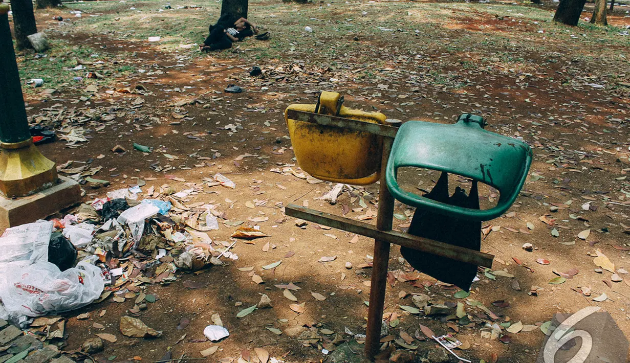 Minimnya tong sampah yang berkondisi baik membuat sampah-sampah berserakan di Monas, Jakarta, Senin (27/10/2014). (Liputan6.com/Faizal Fanani)