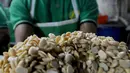 Seorang santri menunjukkan bahan baku pembuatan tempe di Pondok Pesantren Sirajussa'adah, Depok, Jawa Barat, Selasa (23/3/3021). Tempe Santri dijual dengan harga Rp 6.000 per bungkus. (merdeka.com/Arie Basuki)