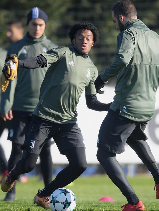 Gelandang Juventus, Juan Cuadrado, Saat mengikuti sesi latihan jelang laga Liga Champions di Training Center Juventus, Minggu (3/12/2017). Juventus akan berhadapan melawan Olympiakos. (AFP/Marco Bertorello)