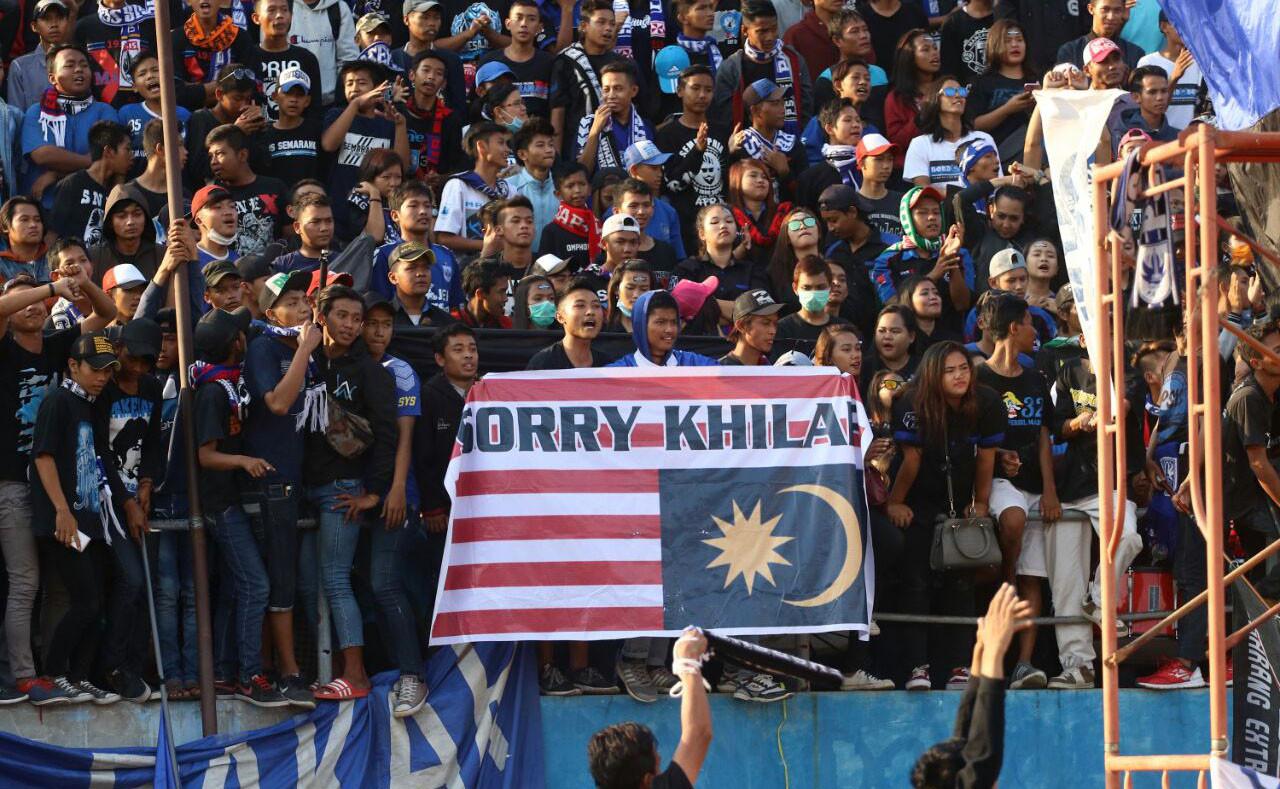 Suporter memasang spanduk bernada sentilan di Stadion Jatidiri, Semarang (21/8/2017), terkait kasus Bendera Merah Putih terbalik di SEA Games 2017. (Bola.com/Ronald Seger)