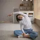 Sore hari adalah waktu terbaik untuk reset tubuh dan pikiran lewat rutinitas peregangan yang menenangkan. [Dok/Pexels.com/KATRIN BOLOVTSOVA].