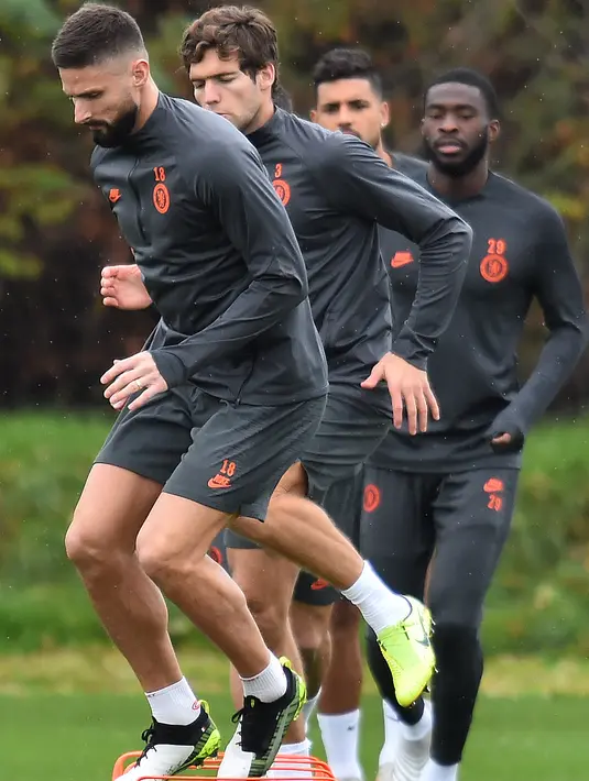Para pemain Chelsea melakukan pemanasan saat mengikuti sesi latihan tim di Stoke D'Abernon, barat daya London (4/11/2019). Chelsea akan bertanding melawan wakil Belanda, Ajax Amsterdam pada Grup H Liga Champions. (AFP Photo/Glyn Kirk)